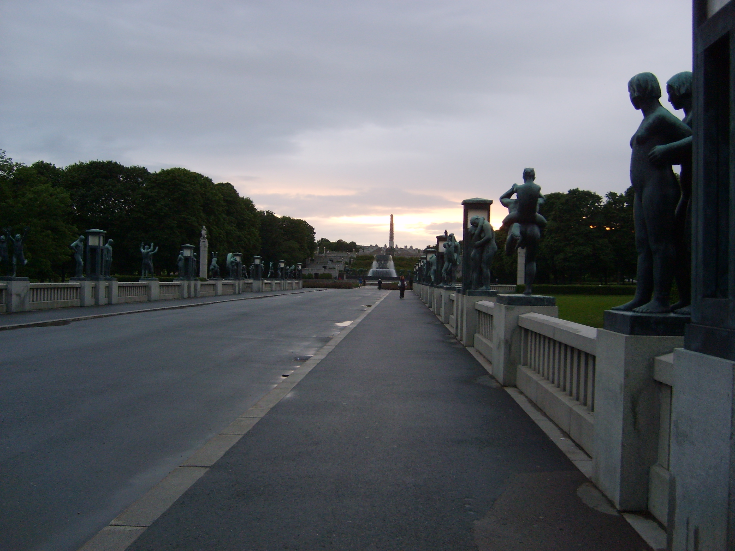 21- OSLO - Frogner park, v pozadí je Vigelandův Monolit