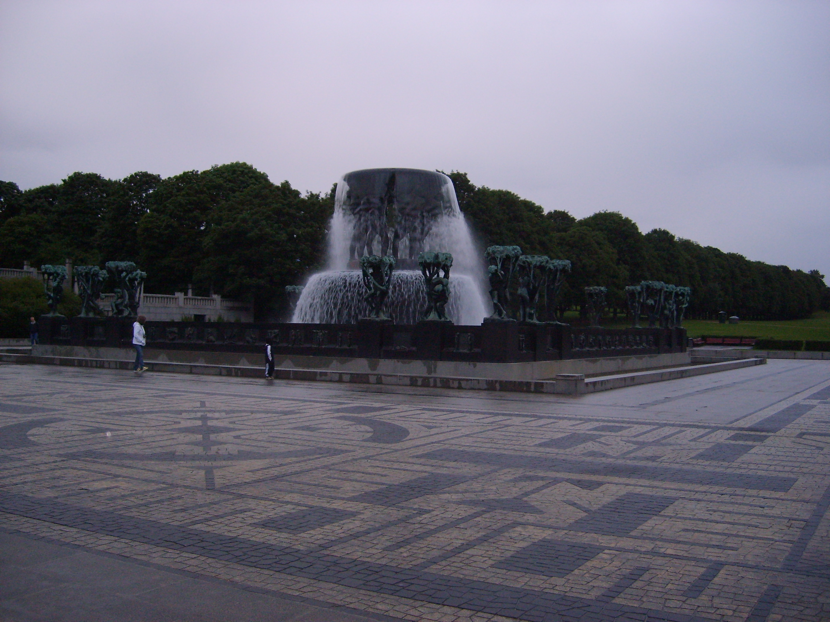 23- OSLO - Frogner park - Vigeland´s Sculpture Park - kašna